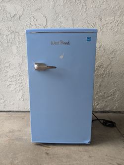 Mini fridge refrigerator