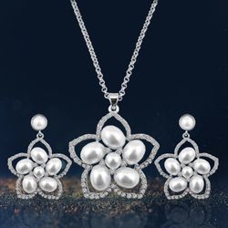 Super NEW beautiful silver flower Necklace ONLY