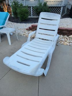 White Outdoor Lounge Chair (Cracked Back)