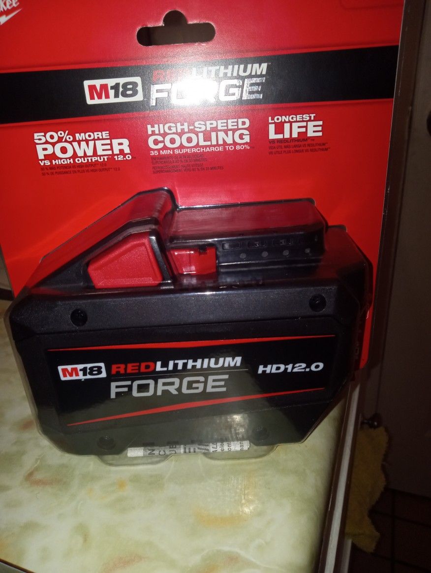 Milwaukee 12 Amp Red Lithium Forge M18 Battery