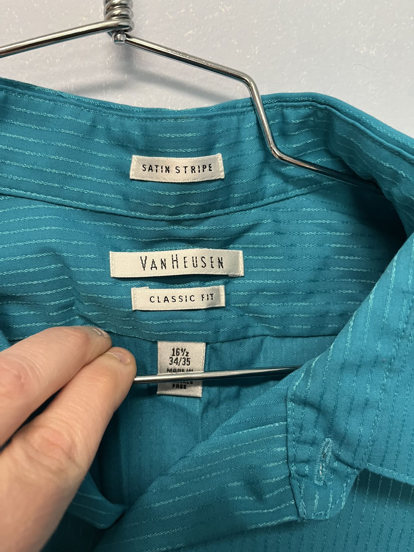 Men’s Van Heusen Classic Fit Button Up shirt - Size 16 1/2 (34/35)