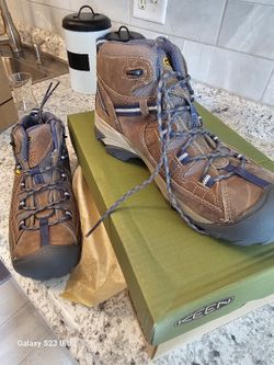 KEEN Hiking Shose ,NEW,size 9.5
