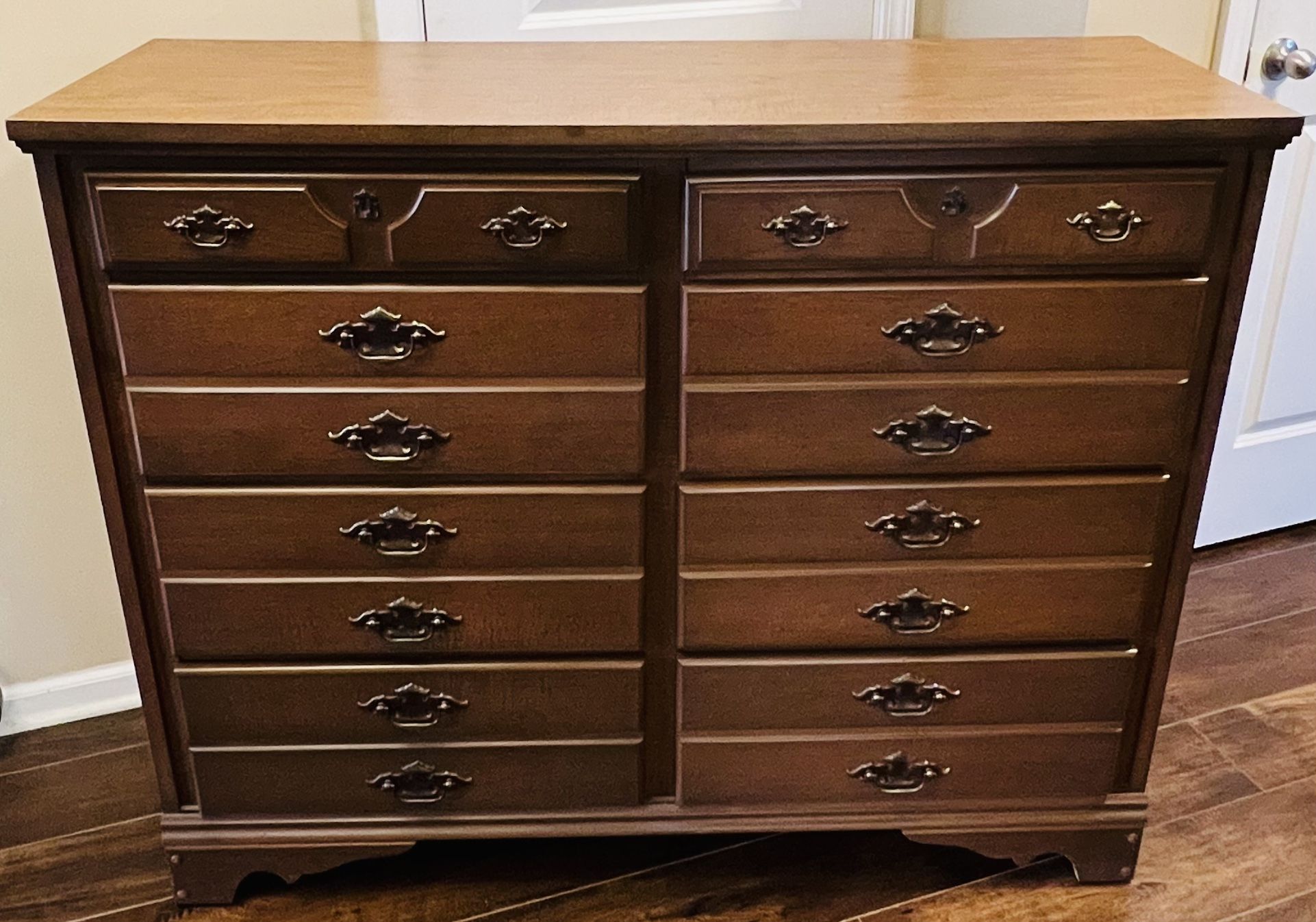 Traditional 8 Drawer Wooden Dresser with Large Mirror in Walnut Finish
