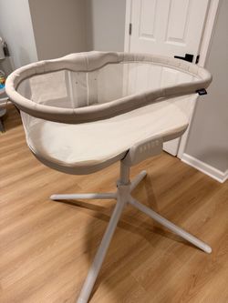 HALO BassiNest Swivel Sleeper Baby Bassinet $100