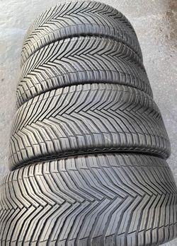 235/45/18 Michelin 📍📍 Selling a set of 4 tires with 80% tread life remaining 📍🌟