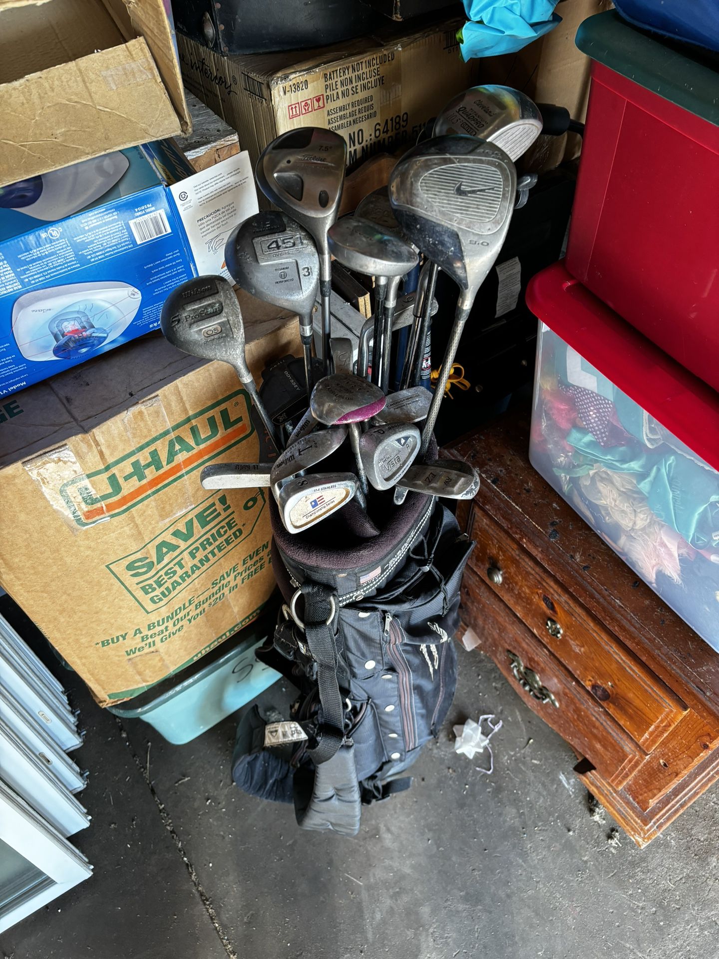 Golf Bag With Vary Of Clubs 