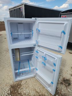 BRAND NEW Magic Chef
10.1 cu. ft. Top Freezer Refrigerator in White Garage Ready
