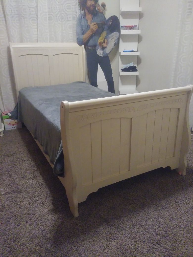 TwiN Bed aNd DreSSer