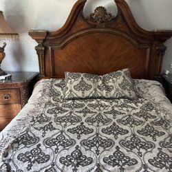 queen bed with two nights stand and two lamp in good condition 