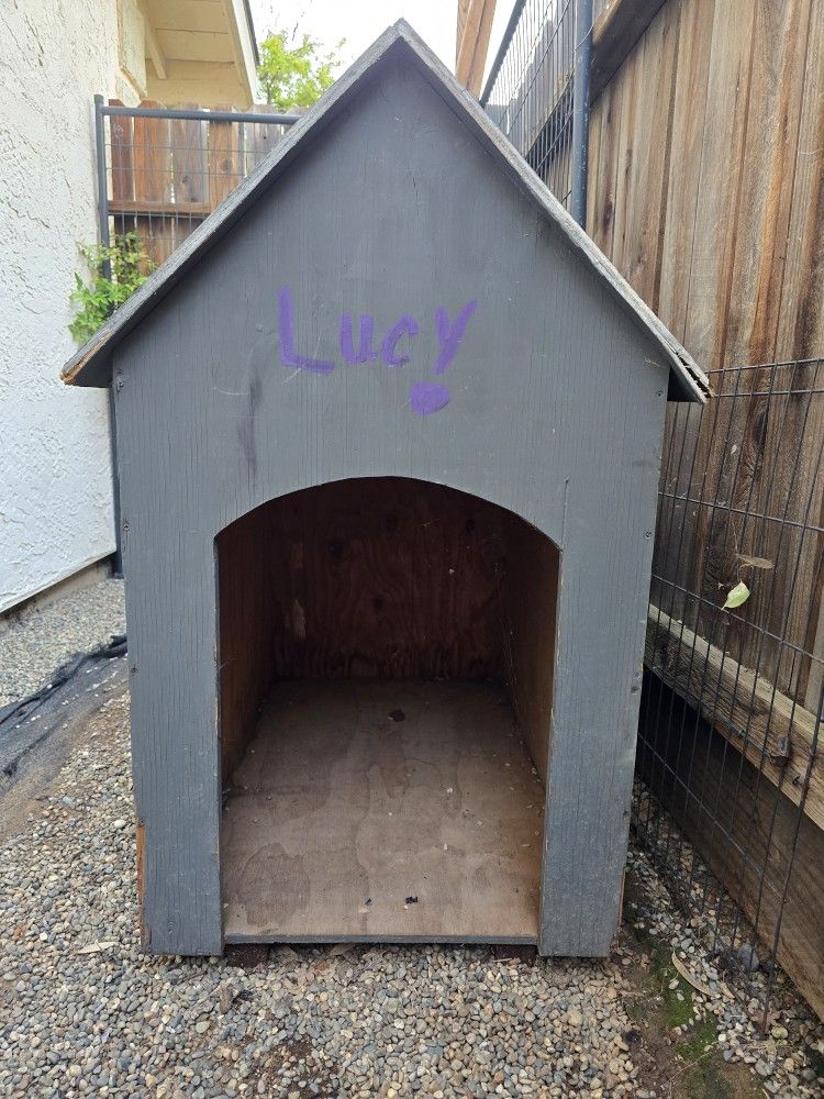 🐾 Large Wooden Doghouse