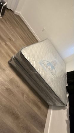 Queen mattress regular set with box spring ( 2pc brand new)