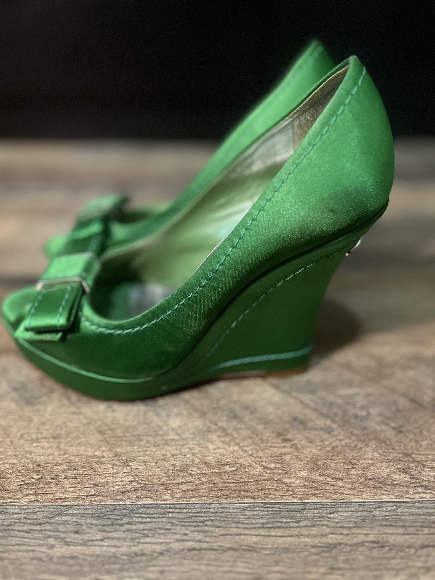 Karen Millen Womens Green Satin Wedge Heel Peep Toe Court Shoes