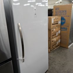Frigidaire FFUE2024AW
33 Inch Freestanding Upright Freezer