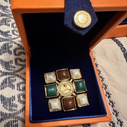 Final Clearance: Classic design brooch $ 25 