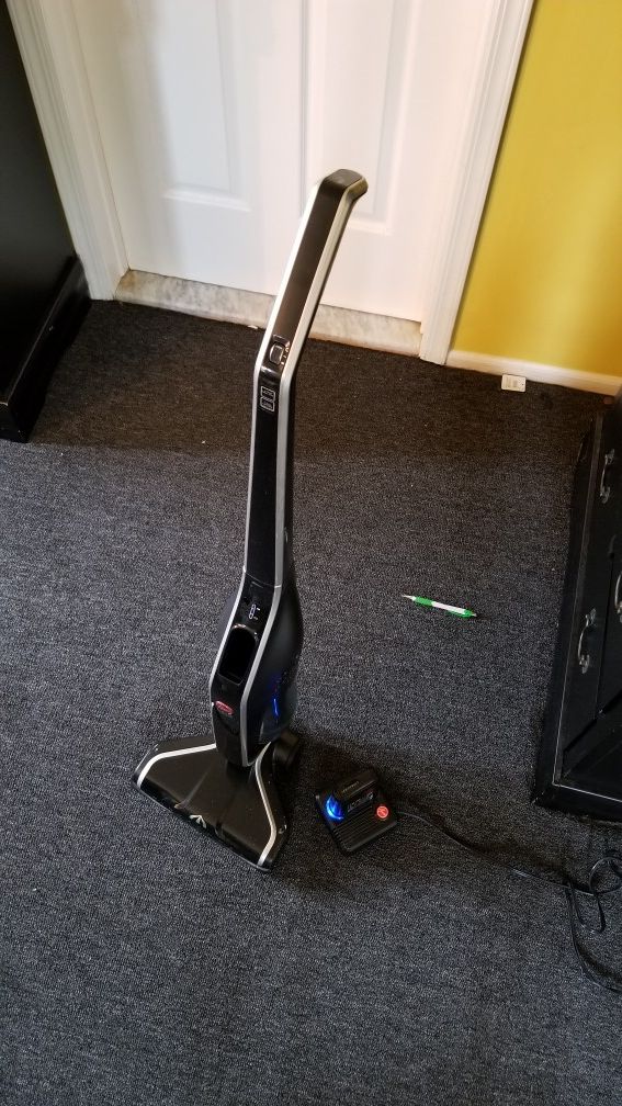 Rechargeable vacuum cleaner includes charger battery