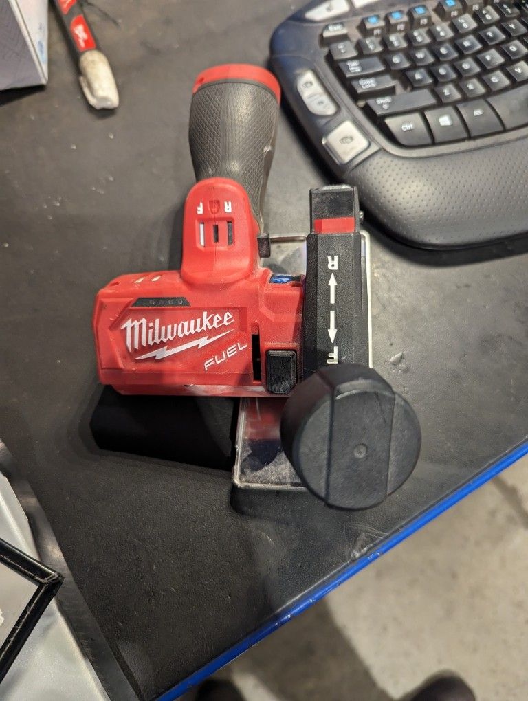 Milwaukee 3' Cut Off Tool 