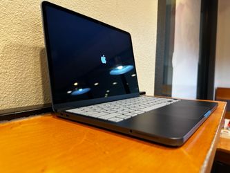 Dark macbook. Neo 13 inch -8Gb /256 ssd /applecare 2027