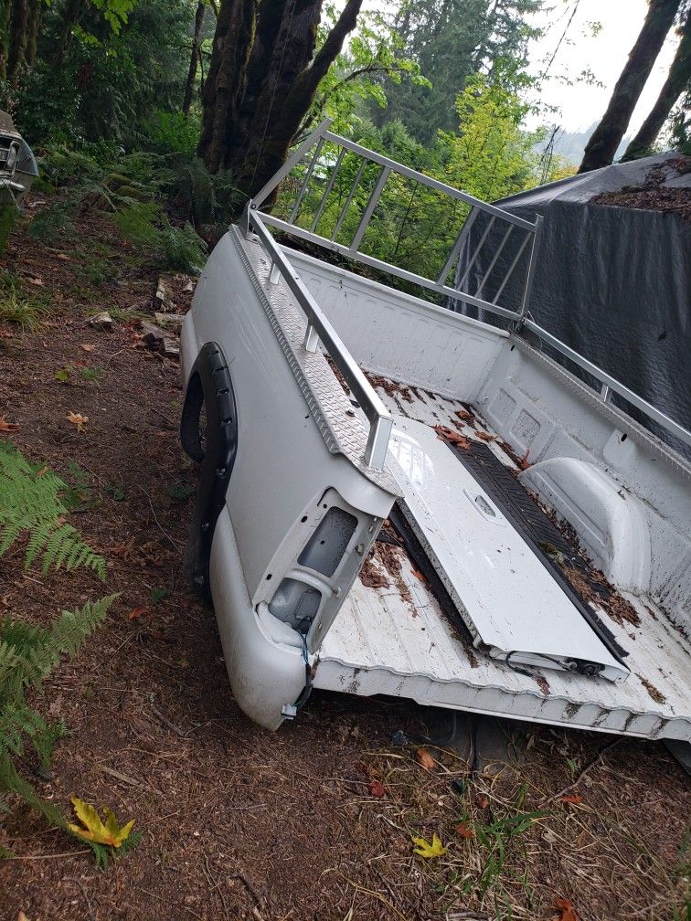 2005 Chevy  8ft Truck  Bed