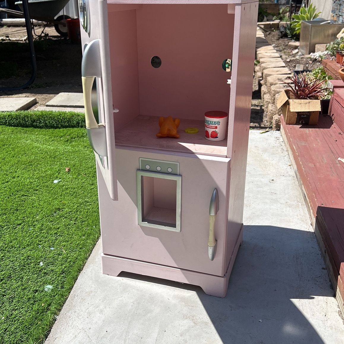 Little Stove And Refrigerador
