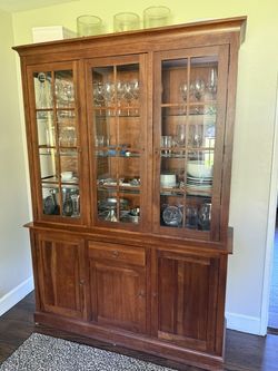 Ethan Allen China Cabinet / Display Hutch