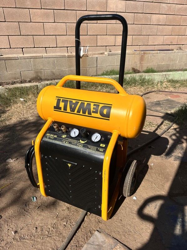 DEWALT
4.5 Gal. Portable Electric Air
Compressor
