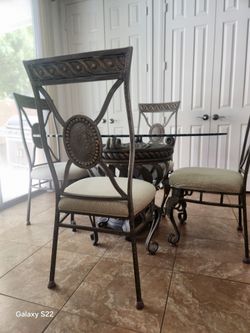 Dining room table in four chairs