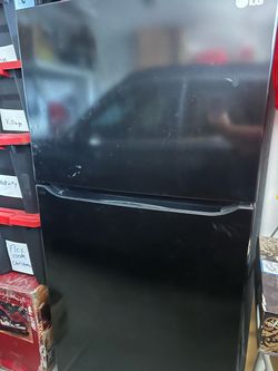 LG 20 Cu. Ft. Refrigerator – Excellent Condition – Only 2 Years Old