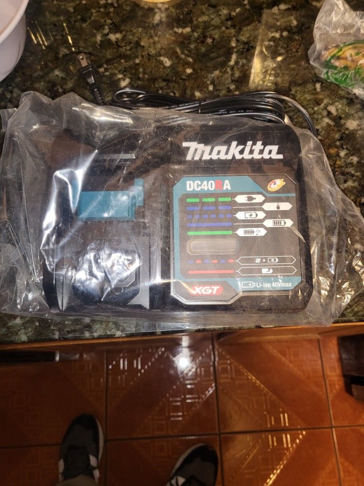 MAKITA XGT CHARGER BRAND NEW 