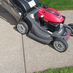 Very nice Honda hrx 217 self-propelled lawn mower with Quadra blade cutting system