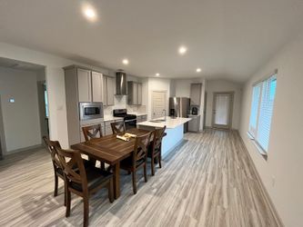 Selling a 6 Seater Rooms to Go Dining Table!