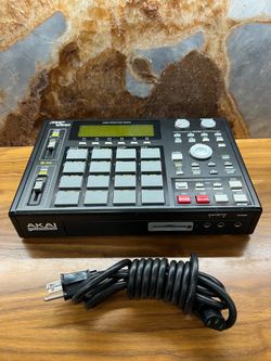 Akai MPC1000 Sampler and Sequencer,akai,akai mpc 1000,sampler, sampler and a 64-track MIDI sequencer
