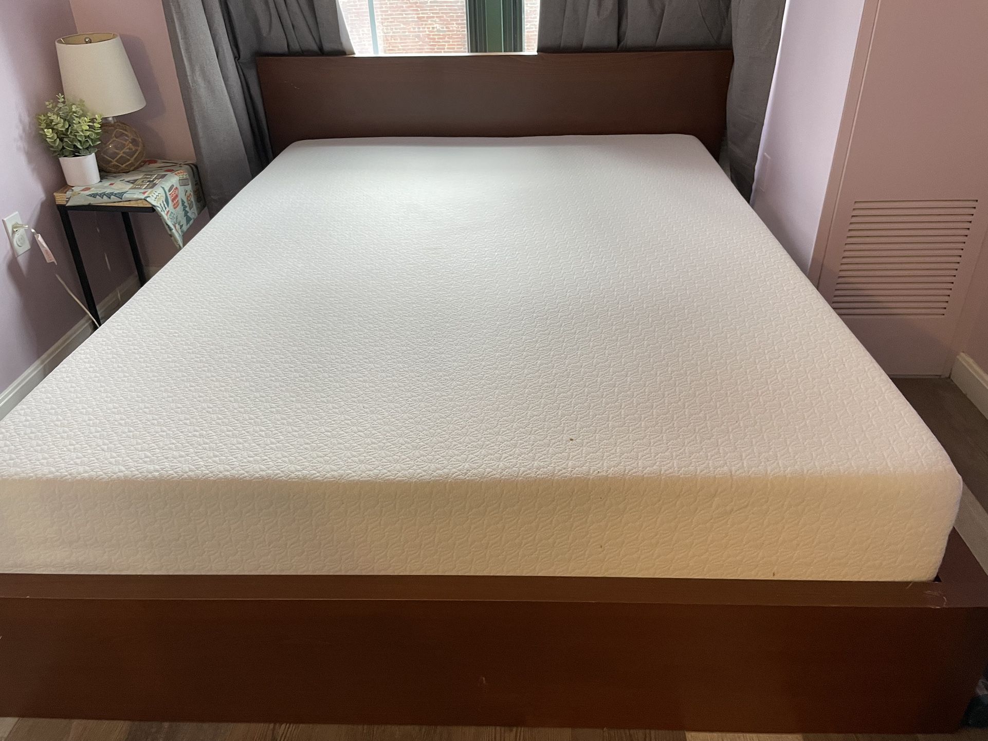 Excellent Condition Queen Memory Foam Mattress