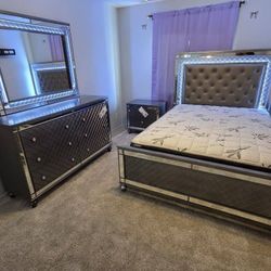 ⭐For Sale Queen Bed . NEW In Box. Bedroom Set 4 Pcs . Ask For Price 