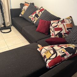 Black sectional couch +Pillows 