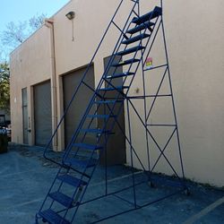 15 Step Heavy Duty Ladder .is 12 Fet E Da