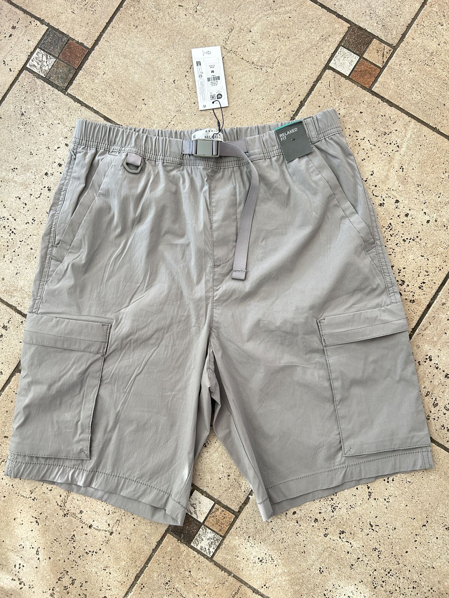 NWT Men's relaxed fit Cargo Shorts Size M ( Waist 33-35”)
