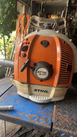 Stihl backpack blower BR 600 these things got low hours it was sitting in storage don’t need them new carburetor new coil he seems ready to go no issu
