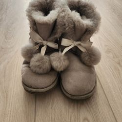 Girl's UGG Size 4