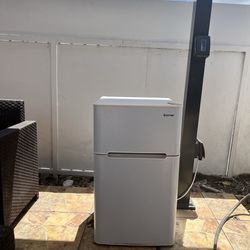 Mini Fridge (White)