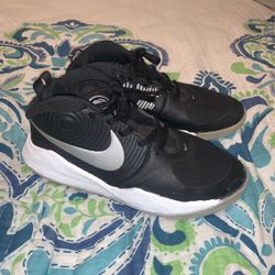 Boy Basketball Sneakers For Sale Size 4.5y!!📲✅