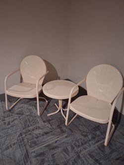 Vintage Retro Metal Bistro Set – 2 Shellback Chairs + Side Table (Blush/Cream)