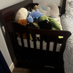 4 In 1 Crib. Perfect For 0-4 Year Olds