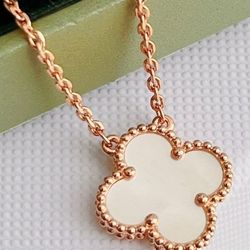 Clover White Mother-of-Pearl Necklace