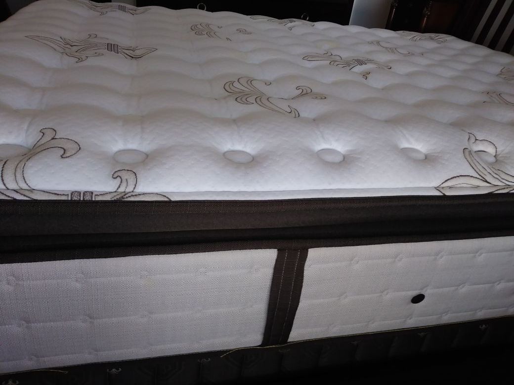Pillowtop Queen Mattress and Box Spring - Stearns & Foster Signature (villa san marino)