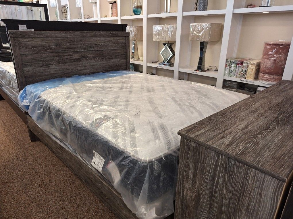 2587... Queen Bed Dresser And Mirror