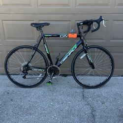 GMC Denali 700c Adult Denali 22" Bike Aluminum frame 32-inch standover height suitable for riders between 5'8 & 6’2 21-speed Shimano Tourney derailleu