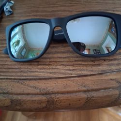 RAY BAN JUSTIN'S WITH BLACK RUBBERIZED FRAME AND POLARIZED SILVER MIRROR LENSES. BRAND NEW. 