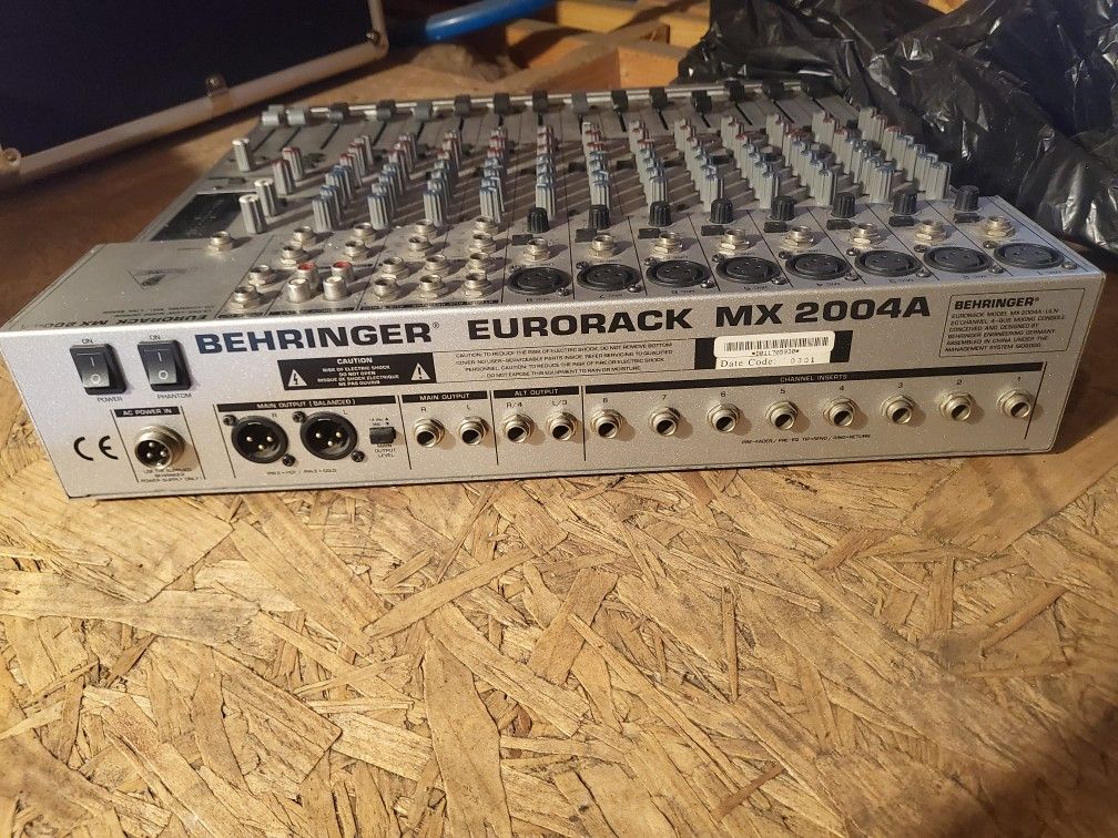 BEHRINGER EURORACK. MX 2004A