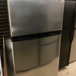 Maytag 18 cu.ft. Top Freezer Refrigerator in Fingerprint Resistant Stainless Steel