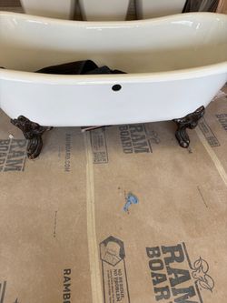 Bear claw tub